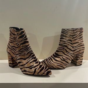 NEW Antonio Melani Lindsay Tigress Haircalf Animal Print Block Heel Booties 9.5